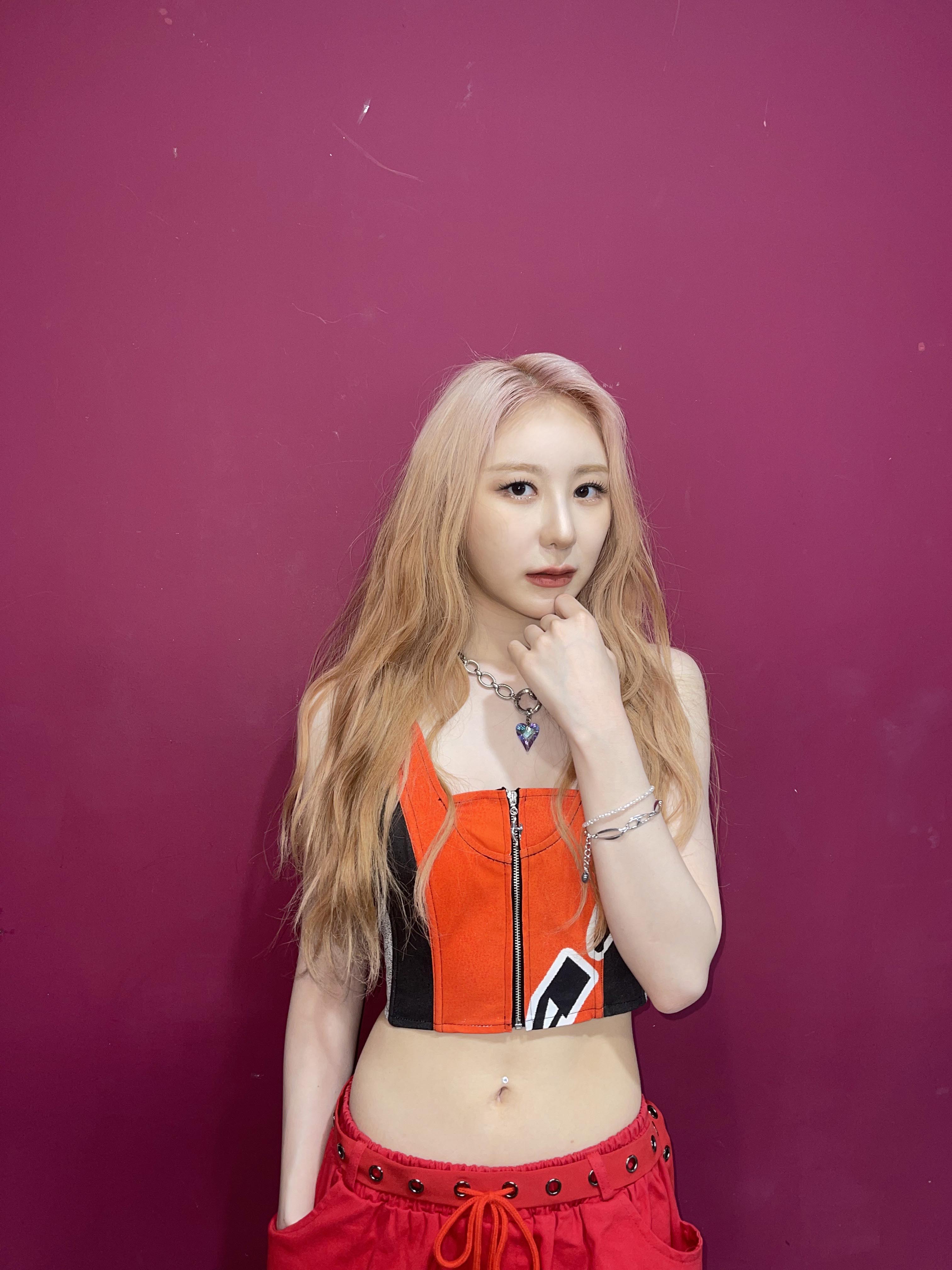 이채연 wearing PS086B